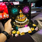 Tarjeta de cumpleaños con fuegos artificiales, tarta emergente y música