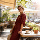 Elegante mono con cuello en V y pantalones acampanados